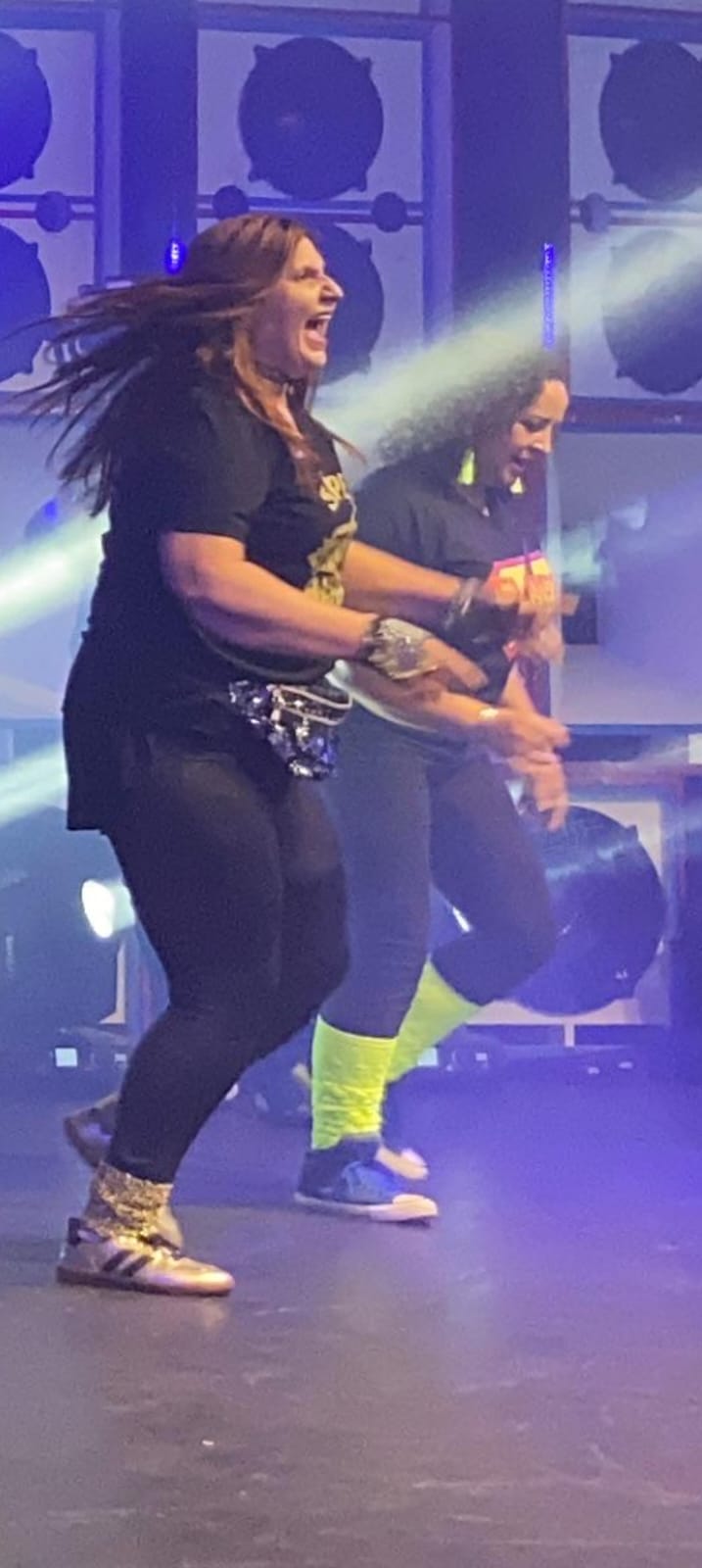 Fafá dançando no palco em um baile flashback
