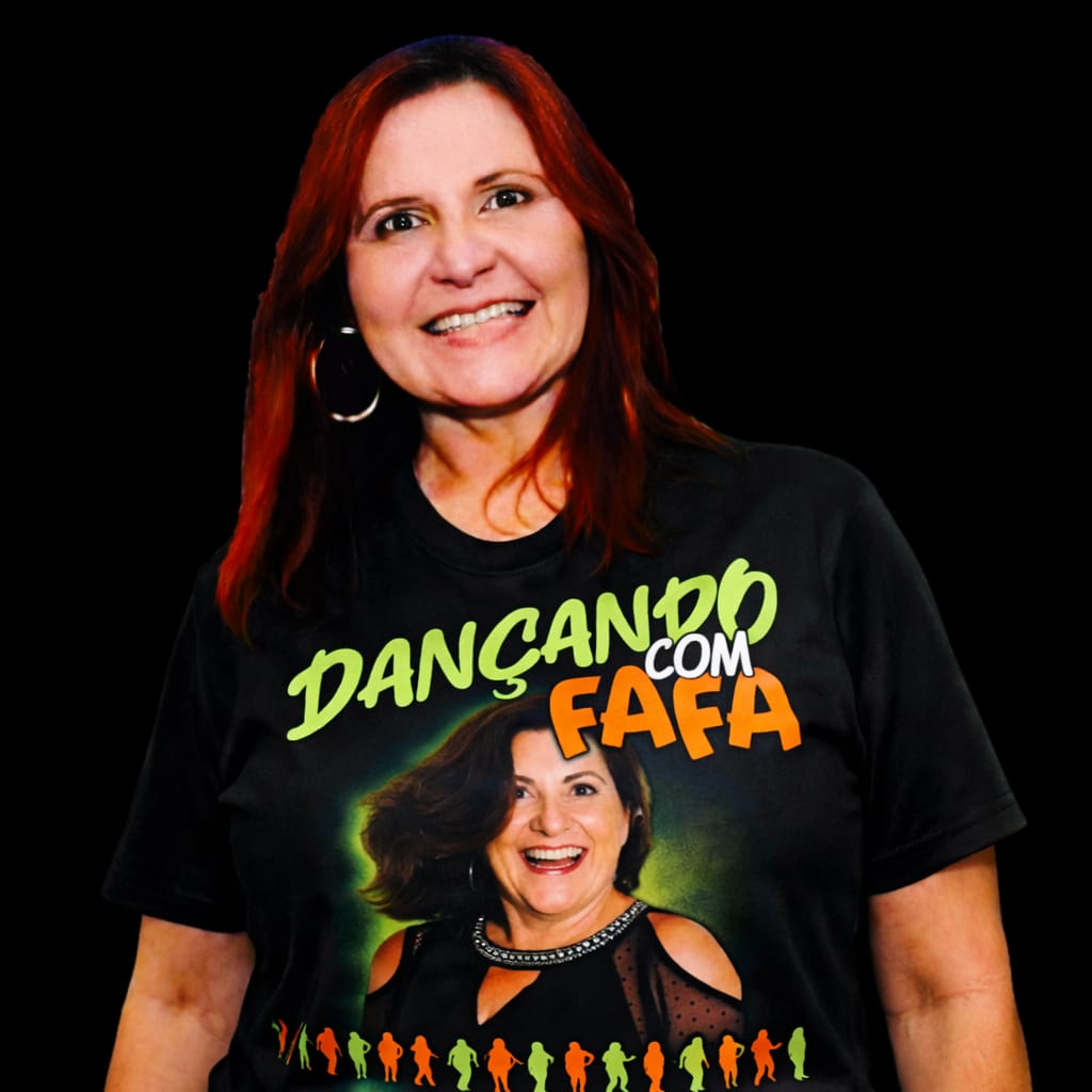 Fafá sorrindo com a camiseta oficial Dançando com a Fafá